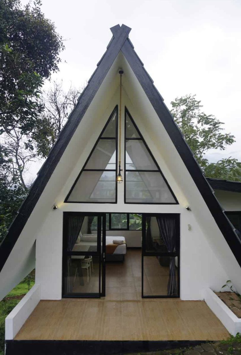 catsedih's tweet photo. staycation hemat di bandung check✨

100rb an ajah bisa dapet villa dengan fasilitas yg oke bangeeet! dari dapur, alat masak, private pool sampe TV &amp; speaker lengkap yg bisa nemenin kamu jamming sama bestie 💃🏽💃🏽💃🏽 https://t.co/dHggA5NwU6
