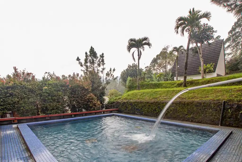catsedih's tweet photo. staycation hemat di bandung check✨

100rb an ajah bisa dapet villa dengan fasilitas yg oke bangeeet! dari dapur, alat masak, private pool sampe TV &amp; speaker lengkap yg bisa nemenin kamu jamming sama bestie 💃🏽💃🏽💃🏽 https://t.co/dHggA5NwU6