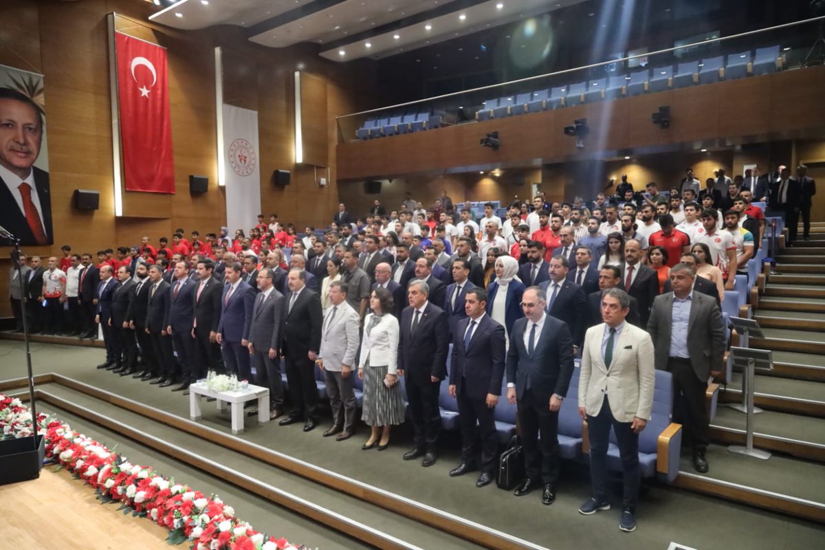 zabeyazgul's tweet photo. Şanlıurfa gençliğine her şeyin en güzeli yakışır. Türkiye'nin en genç şehri #Şanlıurfa'da yatırımlar hızlanıyor, kazanan gençlerimiz oluyor.

Sportif başarılarınız daim olsun arkadaşlar. 92 tesis ve 400'e yakın projeyle biz her zaman yanınızdayız.

@kasapoglu @gencliksporbak https://t.co/EEqQ9UILGH