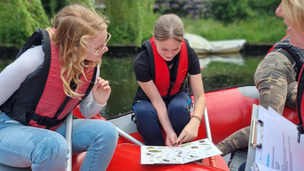 WDODelta's tweet photo. "Ik kijk nu wel anders naar water", dat horen we natuurlijk graag bij onze gastlessen! ππ§ Leerlingen van het #Greijdanus gingen deze week 'te water' in het De Nieuwe Vecht bij #Zwolle. Ze namen een kijkje in onze waterwereld en leerden meer over #waterkwaliteit! https://t.co/xay6j4iN00