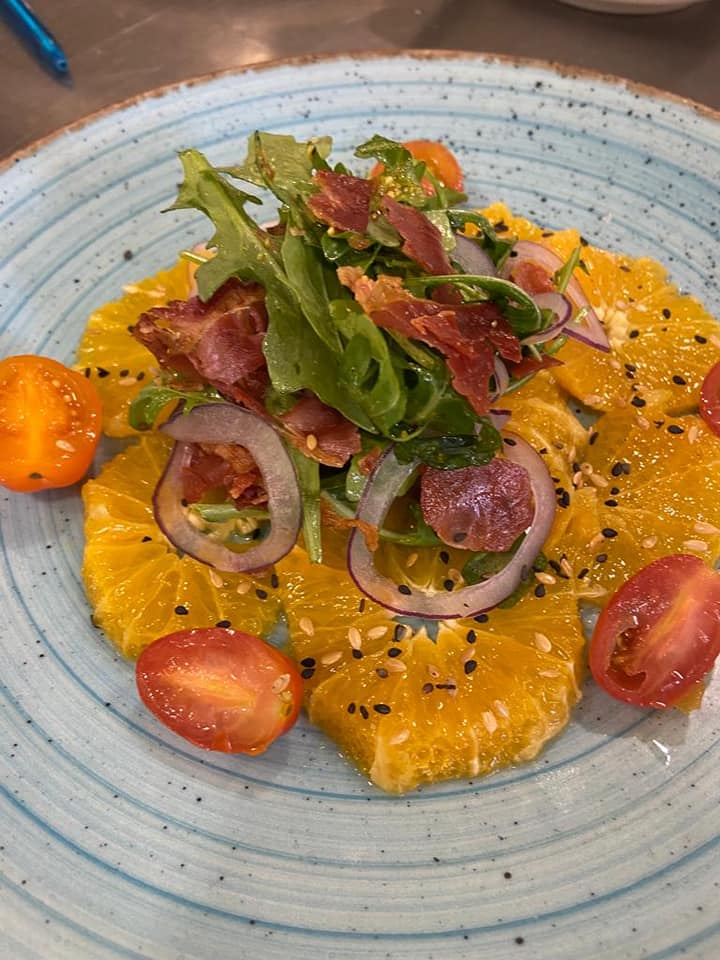 hispaniarest's tweet photo. 🗣️🍊 Nuestra Ensalada de naranja con chips de jamón y nube de rúcula 
🍴 #menú comida de lunes a viernes 
#TaperiaHispania 📍 Cortes Valencianas, 26
➡ https://t.co/XM8bGLHNB6
☎ 963471815

#restaurante #menu #food 
#hispaniarestaurantes #restaurantevalencia #valencia https://t.co/r8BxbeKQMK