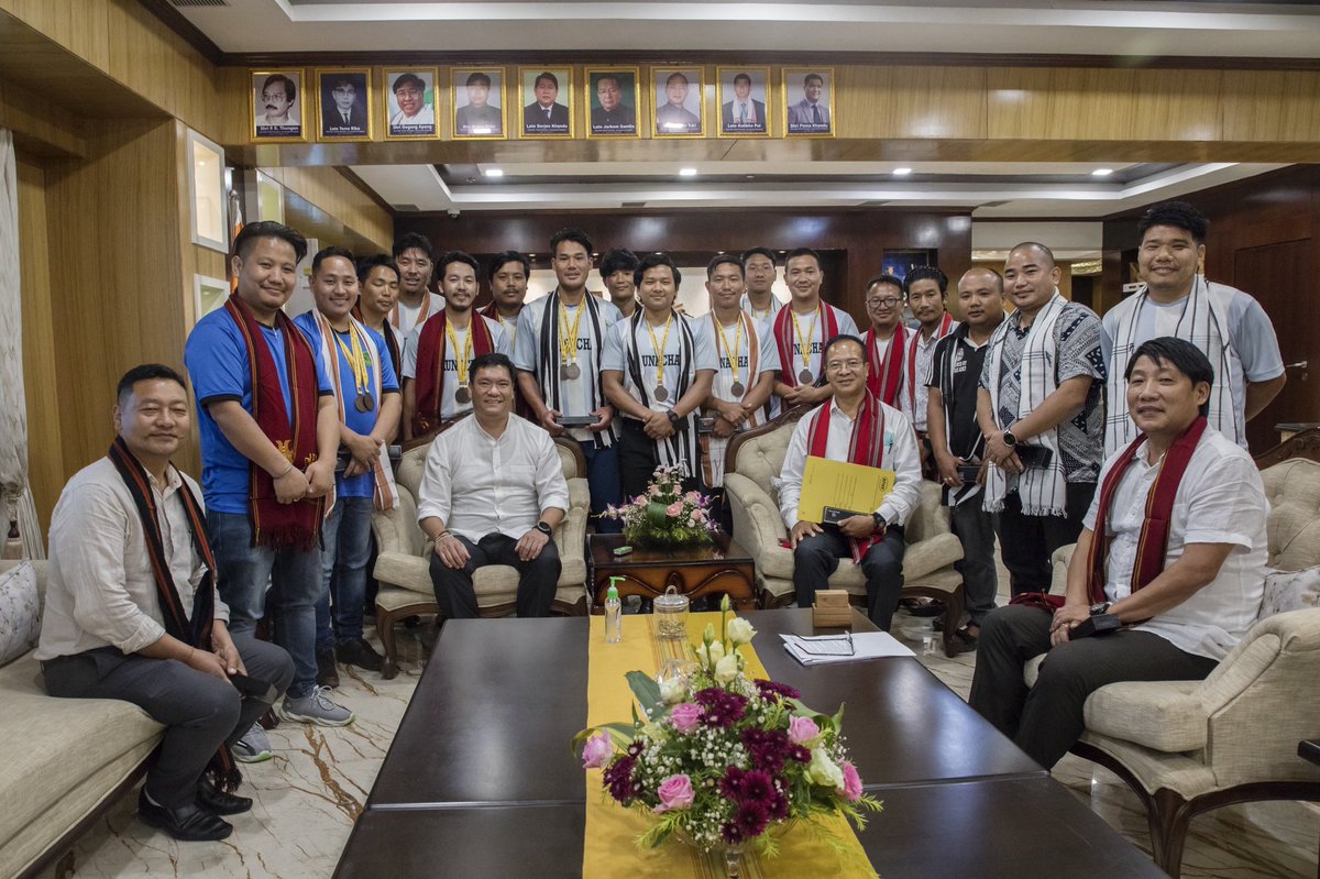 PemaKhanduBJP's tweet photo. I am happy as Arunachal Pradesh team has won two bronze medals in the 35th Senior Tug-of-War National Championships, held at Shiroda Paradise beach in Maharashtra.

Pleased to have met the winning team members &amp; listen to their experiences.

My best wishes 💐 https://t.co/HeIxx4kphw