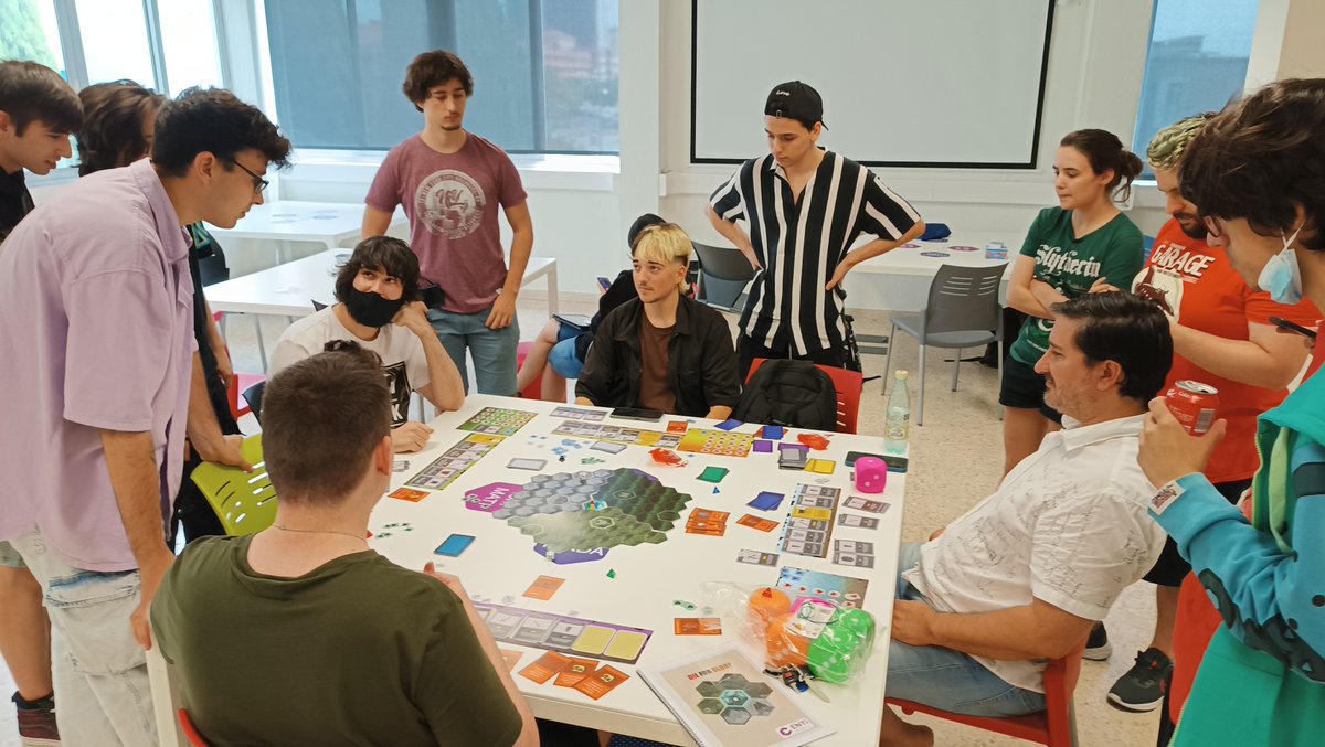 ENTI_BCN's tweet photo. Gran expectació abans que el director del grau #CAVJA @richardhebert s'enfronti al moment final del joc "Die for glory", un #RPG d'exploració i combat dissenyat per alumnes de 1r #AJEI a l'assignatura de disseny de jocs de taula.

#ENTILife #GameDesign https://t.co/iwIxcdplPp