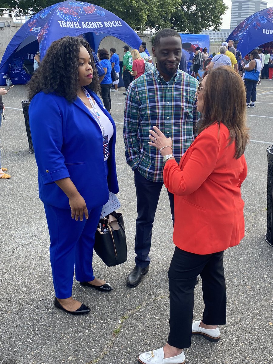 CMThomasPHL's tweet photo. So glad that @CarnivalCruise chose Philly for its first stop on Agentpalooza. We have excellent tourism & hospitality options - consider visiting on your next trip!
Added bonus was chatting with Carnival Pres & fellow @FrankfordHS alum, Christine Duffy. #ChooseFun #ChoosePhilly https://t.co/Qc74c50Q43