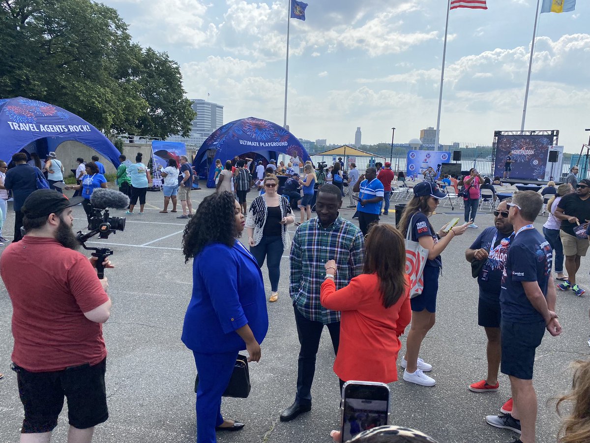 CMThomasPHL's tweet photo. So glad that @CarnivalCruise chose Philly for its first stop on Agentpalooza. We have excellent tourism & hospitality options - consider visiting on your next trip!
Added bonus was chatting with Carnival Pres & fellow @FrankfordHS alum, Christine Duffy. #ChooseFun #ChoosePhilly https://t.co/Qc74c50Q43