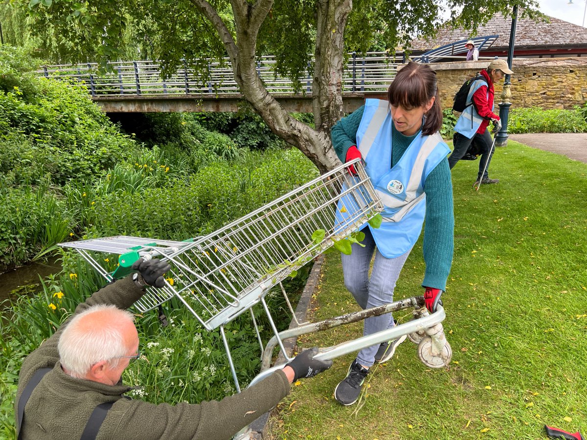 HarP_pickers's tweet photo. In our May River Pick we collected 3 supermarket trollies, 3 footballs and a child's scooter, plus 9 bags of litter from the river Welland #River #welland #litterpick #marketharborough #volunteering https://t.co/MHWs0N9R4X