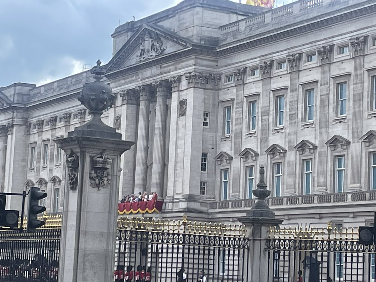 RE_DailyMail's tweet photo. Huge cheers as the family come onto the balcony led by the Queen #PlatinumJubilee https://t.co/8XeHd1uXNw