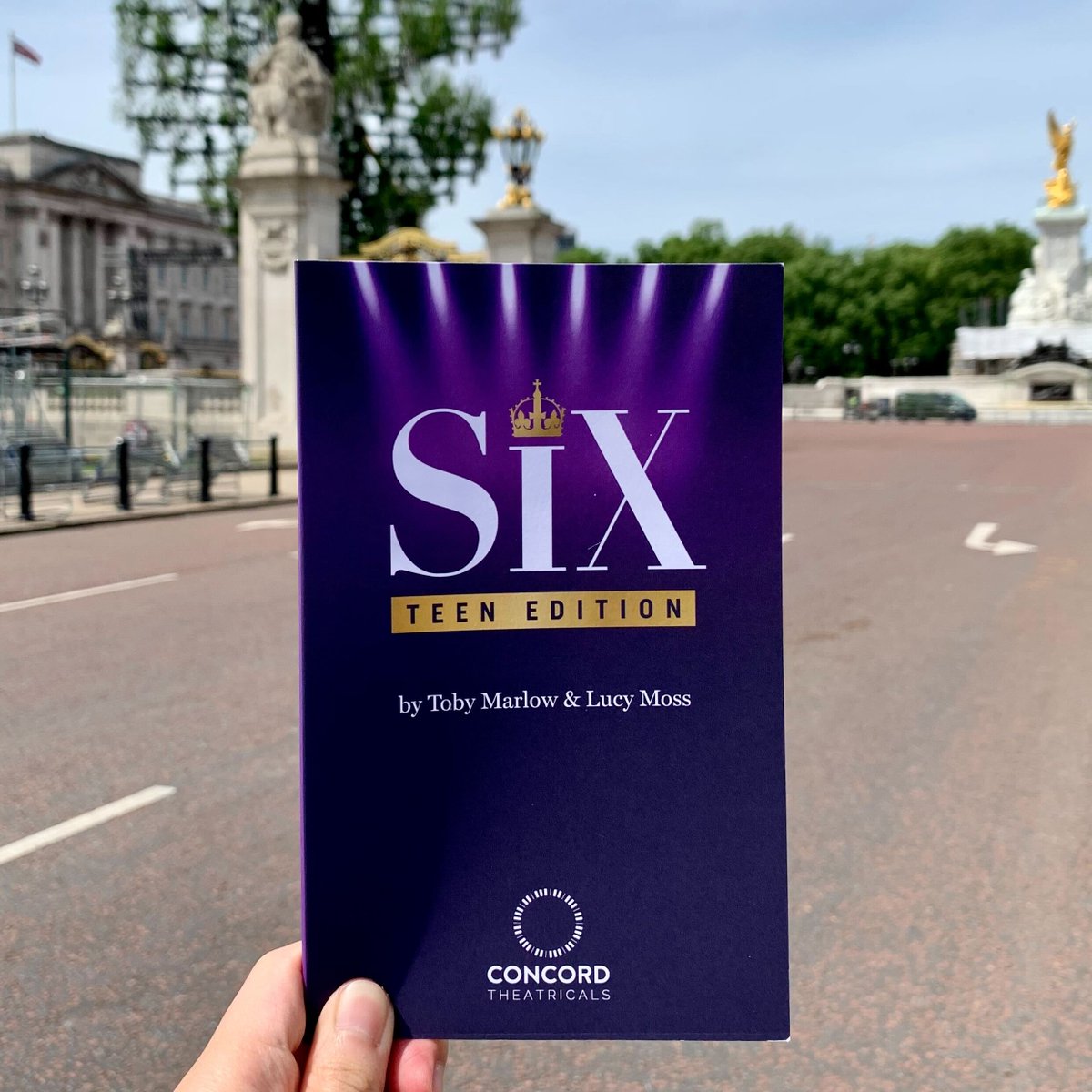 ConcordUKShows's tweet image. We&apos;re one of a kind, no category. 👑 Celebrate the Queen&apos;s Platinum Jubilee weekend in style with the SIX: TEEN EDITION Acting Edition. Buy it at concordsho.ws/ShopSIXTeenUK. @sixthemusical #SIXTheMusical #SIXTeenEdition #PlatinumJubilee