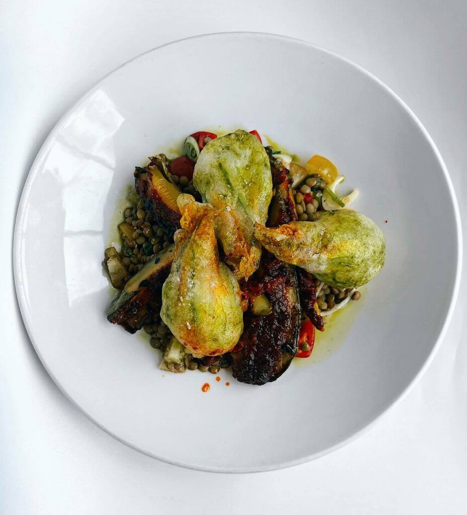 arms_albert's tweet photo. On the menu:
Tempura courgette flower, sheep’s ricotta, Umbrian lentils, veggie ‘nduja’&amp; grilled Grezzina courgettes 🥒 https://t.co/zdyOxAlaJs https://t.co/tBZ6XGCmVS