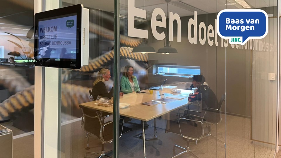 Vandaag is Souhail de 'Baas'. Hij loopt mee met onze financieel directeur Christoffel de Rouw. Drukke ochtend: 👉kennismaking met Hazenberg 👉bezoek aan onze werkplaats 👉brainstorm met HR over enthousiasmeren jongeren voor de bouw   #baasvanmorgen #jinc #gelijkekansen