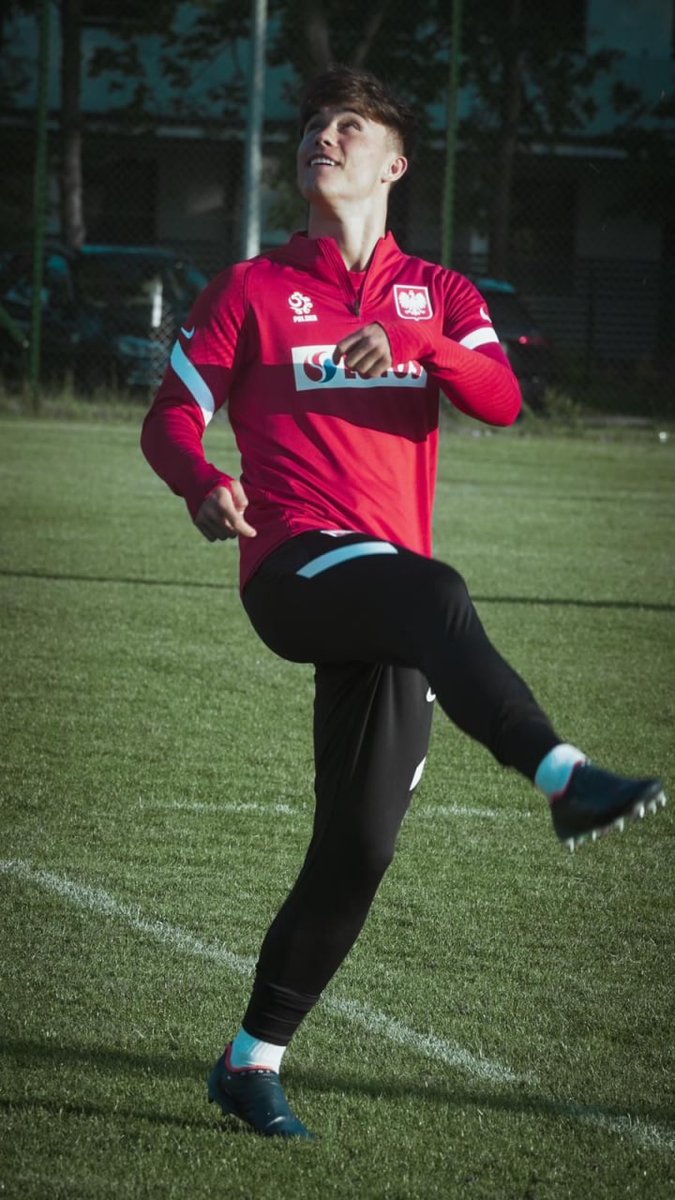 PiastGliwiceSA's tweet photo. Już za kilka godzin Ariel Mosór wraz z reprezentacją Polski do lat 21 zmierzy się z San Marino! 🇵🇱 💪
Spotkanie eliminacyjne do mistrzostw Europy U-21 #POLSNM rozpocznie się o 20:30 w Serravalle. 🔜 https://t.co/5pAhaxlIWc