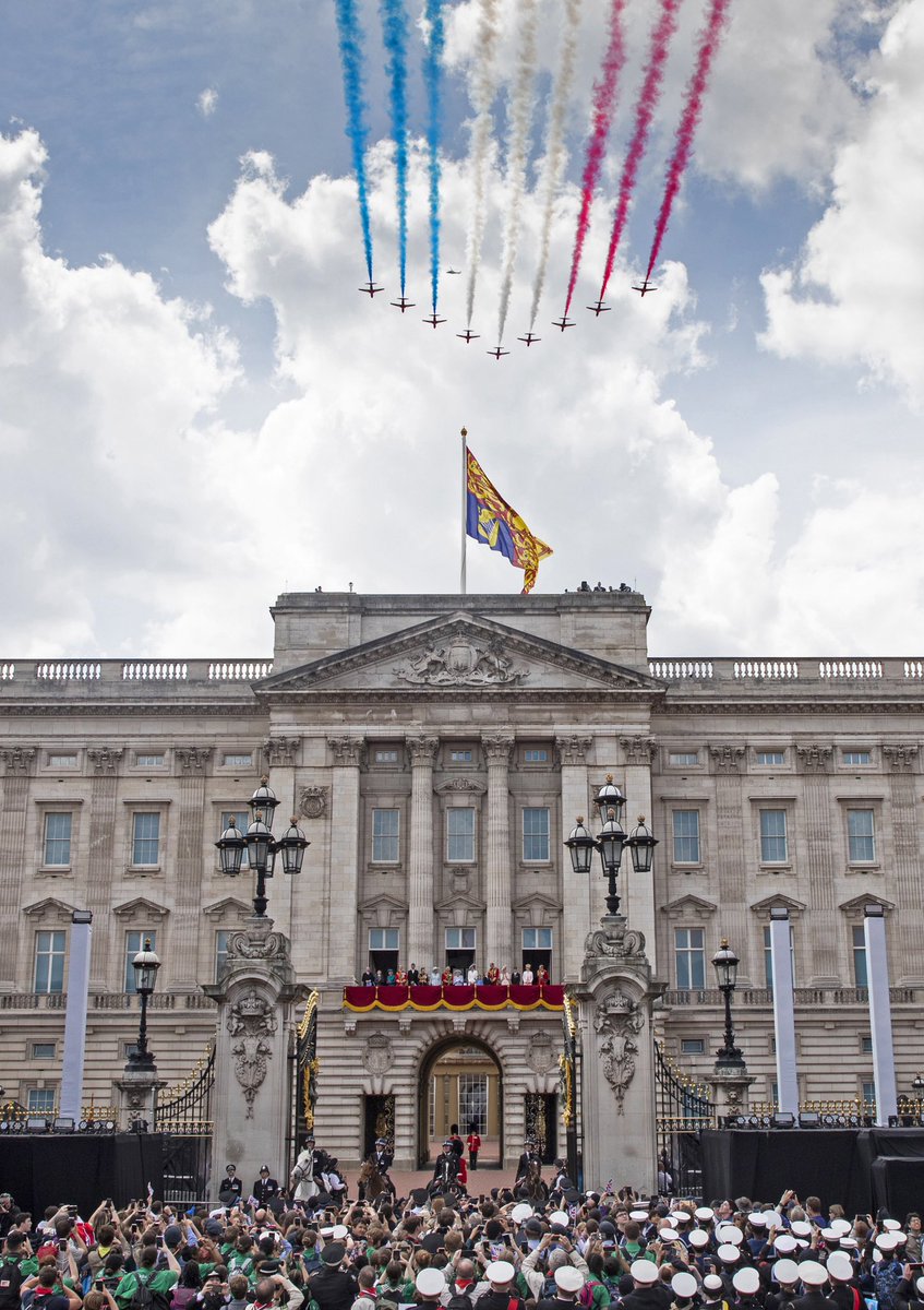 Jubilee Flypast! Today, the Royal Air Force had the honour to participate in a special tri-Service flypast over Buckingham Palace celebrating Her Majesty The Queen’s #PlatinumJubilee 📷 - @ministryofdefence