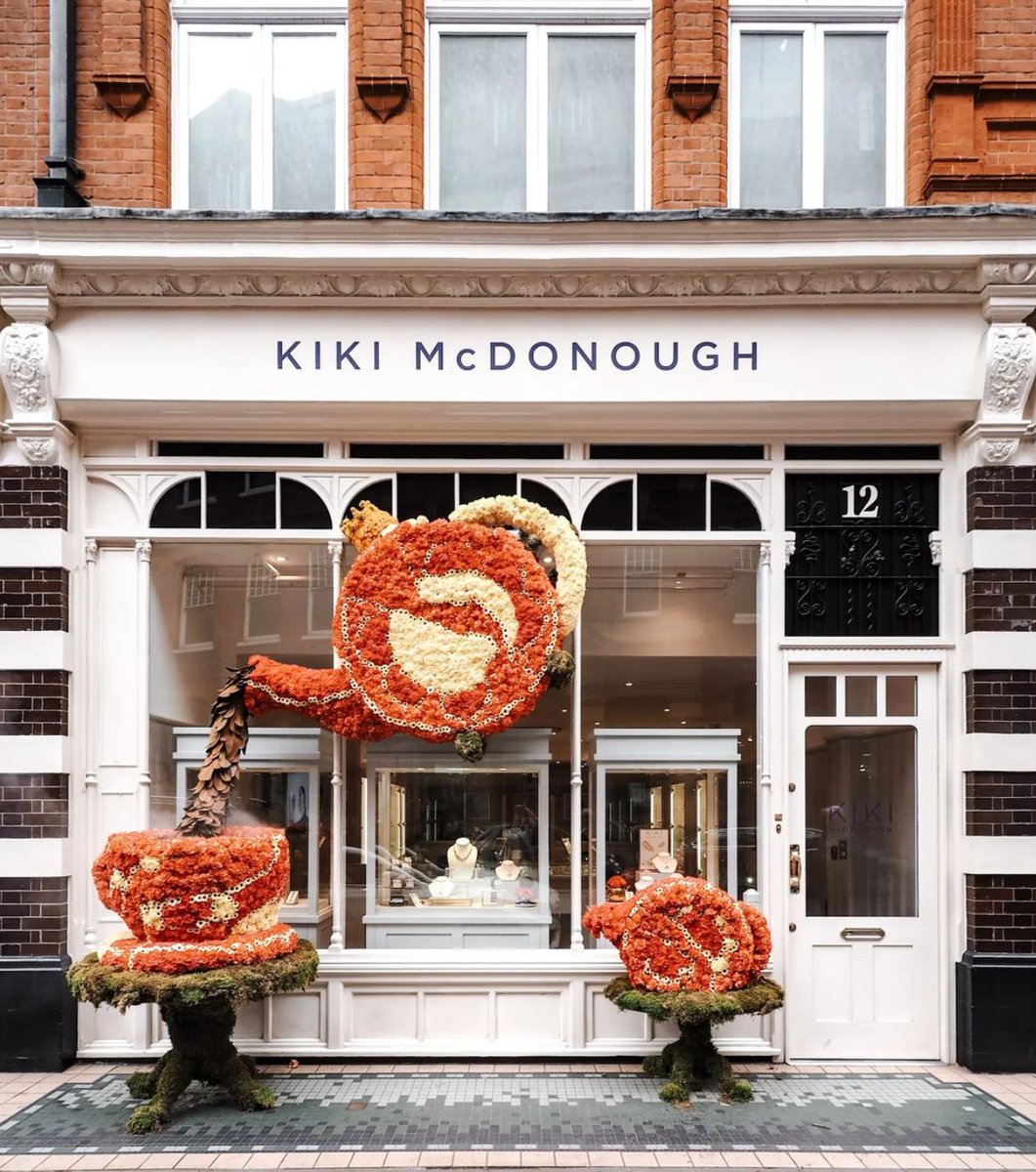 🇬🇧🫖Nothing beats a good cup of tea!🫖🇬🇧

Photo by: @sarahjanemillman 📸

#flowerfestival #londonexplorer #ilovelondon #london #londononly #londonlife #londontravel #visitlondon #londonforall #londonbest #floralinstallation #floral #thequeen