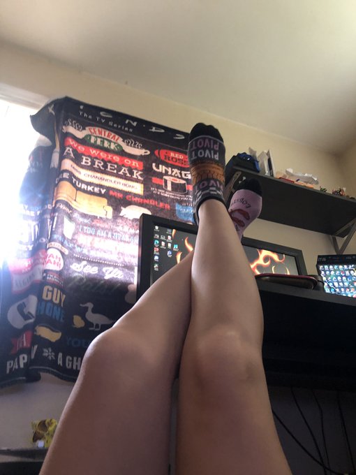 Should be packing. Instead legs in the air relaxing https://t.co/RWyHRbv00I