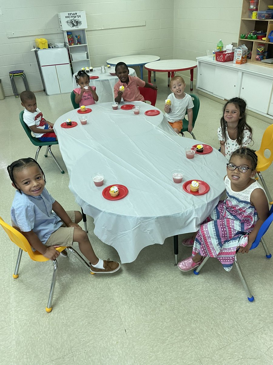 MsParm1's tweet photo. Bridging to Pre-K 4 celebration! https://t.co/LPG5eNlBEJ