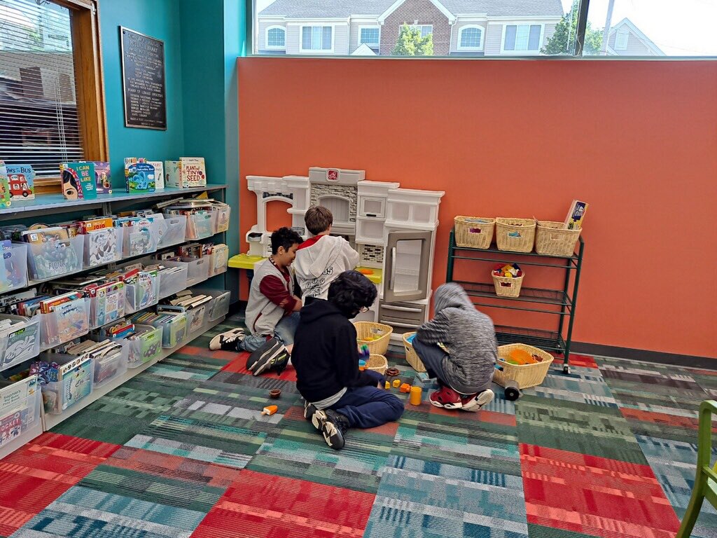 nancyk32's tweet photo. Sixth grade fun at the library Harkala, Ryan, Janosky #cridgepride https://t.co/0KJvF8DuvW