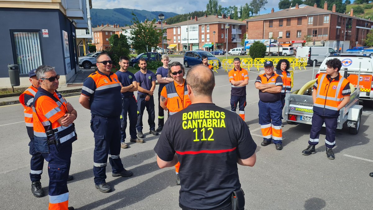 112Cantabria's tweet photo. Os dejamos imágenes del trabajo de los efectivos en el ejercicio de respuesta ante inundaciones, organizado por @cantabriaes, en las cuencas de #Deva y #Saja

El entrenamiento y la coordinación de efectivos son vitales para que las intervenciones reales sean eficientes y rápidas https://t.co/tnsGqA4f54