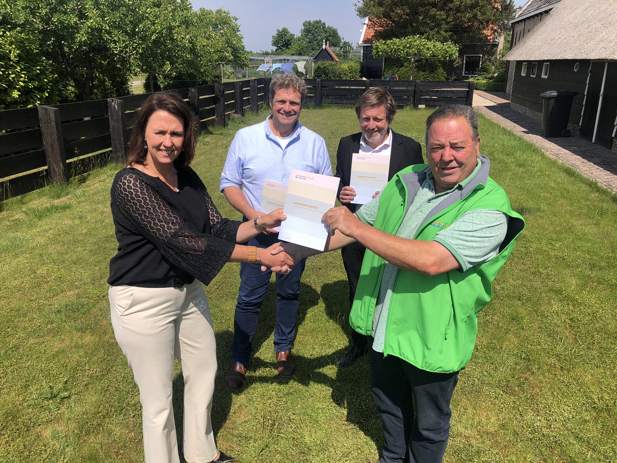 Feest / symposium ‘5 jaar Poldernatuur Zeeland’ (2-6-2022) in Kwadendamme. Felicitaties vanuit <a href="/APijpelink/">Anita Pijpelink</a> (gedep.Zeeland), <a href="/AlexDatema/">Alex Datema</a> (<a href="/BoerenNatuurNL/">BoerenNatuur</a>) en @HendrikHoeksema ( <a href="/ZLTO/">ZLTO</a>), aan <a href="/RWesteinde/">Rinus van 't Westeinde</a> / <a href="/PolderNatuurZ/">PolderNatuurZeeland</a> en aanbieden ‘Koersdocument’. Aansluitend veldexcursie.