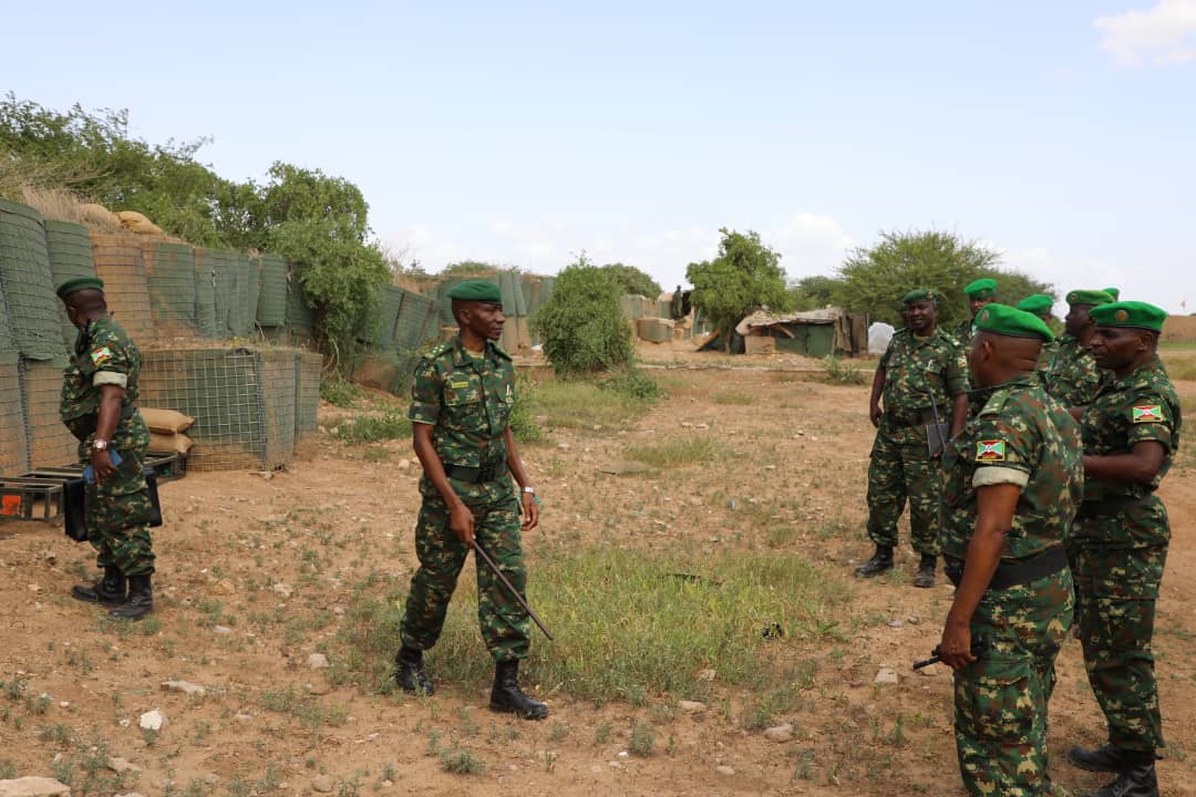 fdnbbi's tweet photo. Le chef de la #FDNB  le Général P. Niyongabo poursuit sa visite dans le secteur 5 du contingent Bdais de l'#ATMIS. Ce 2/6/2022, il s'est entretenu avec les officiers basés à #Mahaday. Il leur a recommandé de mener des combats contre les Al shabaabs partout où ils sont retranchés. https://t.co/KcuZJowCHl