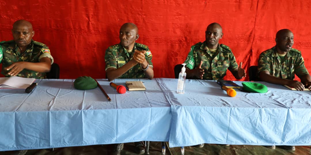 fdnbbi's tweet photo. Le chef de la #FDNB  le Général P. Niyongabo poursuit sa visite dans le secteur 5 du contingent Bdais de l'#ATMIS. Ce 2/6/2022, il s'est entretenu avec les officiers basés à #Mahaday. Il leur a recommandé de mener des combats contre les Al shabaabs partout où ils sont retranchés. https://t.co/KcuZJowCHl