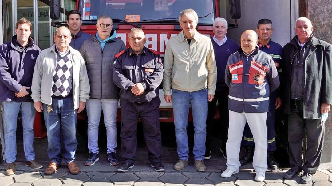 EduMarquez3F's tweet image. Desde hace 138 años, los Bomberos Voluntarios de todo el país son un verdadero ejemplo de entrega y compromiso por la comunidad. 
Feliz Día!!!

En Corredores Viales continuamos reconociendo este gran trabajo y el apoyo para brindar más seguridad en nuestra rutas.