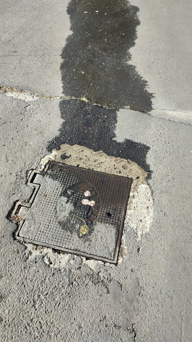 LomasDeBezares's tweet photo. Llevamos días reportando estas fugas de agua en Lomas de Bezares, es una pena que con la crisis de agua que se vive la CDMX no se haya hecho nada aún! El agua potable se ha desperdiciado por varios días @mauriciotabe, @AlcaldiaMHmx, @SUrbanosMH, @GobCDMX y @SacmexCDMX https://t.co/IJbDb0T4WF