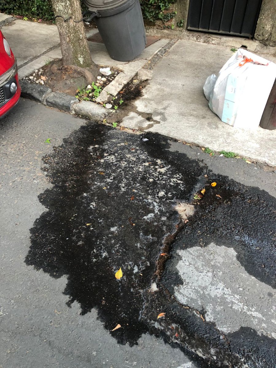 LomasDeBezares's tweet photo. Llevamos días reportando estas fugas de agua en Lomas de Bezares, es una pena que con la crisis de agua que se vive la CDMX no se haya hecho nada aún! El agua potable se ha desperdiciado por varios días @mauriciotabe, @AlcaldiaMHmx, @SUrbanosMH, @GobCDMX y @SacmexCDMX https://t.co/IJbDb0T4WF