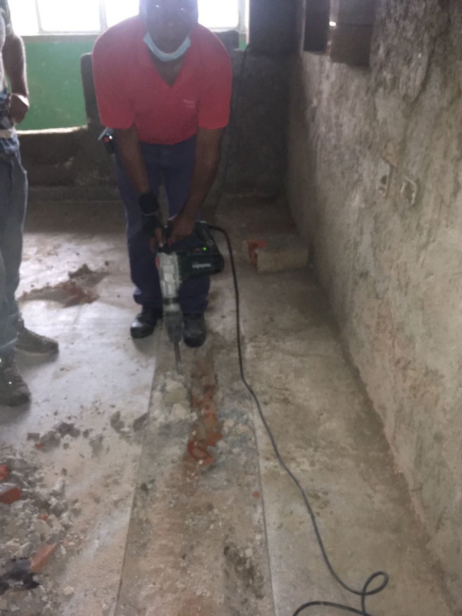 A pesar del mal tiempo y la lluvia, los trabajadores de las empresas comprometidas con el mantenimiento constructivo en el #hospitalabelsantamaria , están a pie de obra contribuyendo a mejorar la infraestructura de las salas de hospitalización y Neonatología
#CubaViveYTrabaja