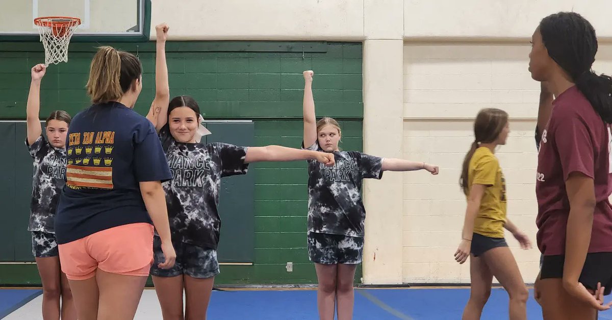HornetBuzzMPMS's tweet photo. MPMS Cheerleaders work with our HHS Cheerleaders to prepare for thr upcoming cheer camp. 
Sting 'Em Hornets!
#MPMS2023 #CheerMPMS https://t.co/hzh1A9ONsj