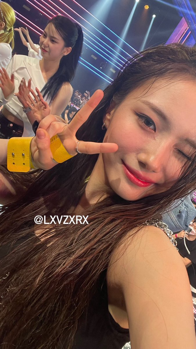 seoyoungeunpics's tweet photo. this sequence of geun selcas with smiley yujin in the back is the cutest ever https://t.co/zmVbdNi4aF