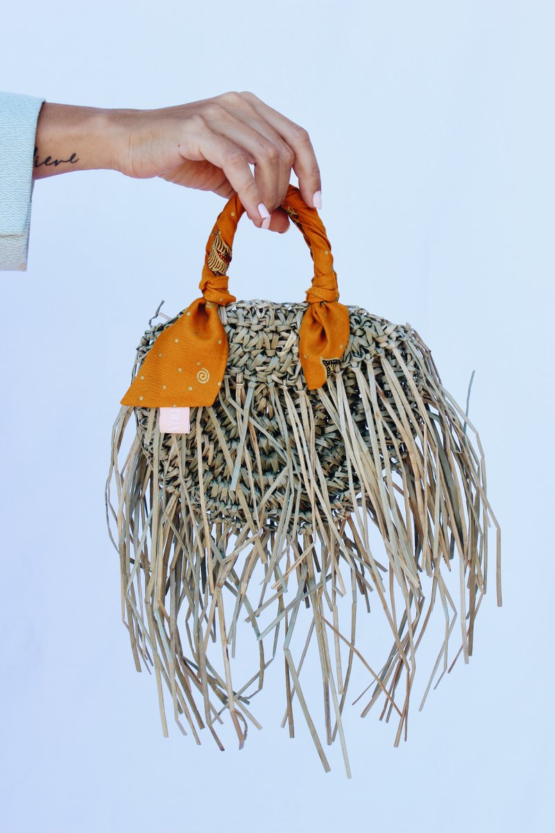 Hand woven pandan leafs  and  batik fabric details 🌱
Shop our most wanted bag for summer 2022
ow.ly/jTGW50JnqQJ

#summer #bag #raffia #handmadebags #hechoamano #bolsosartesanales #zerowastebrand