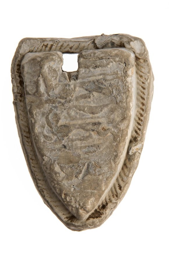 BuxtonMuseum's tweet photo. It's #FunFactFriday!📜
#DidYouKnow..? 🤔

We have a lead weight (c.1189-1377) stamped with the three lions of England, as part of our collection. The weight found at #Wormhill, would have been part of an official set of weights and measures ⚖️📏

#Derbyshire #History #Collections https://t.co/vfgbRxWi2f