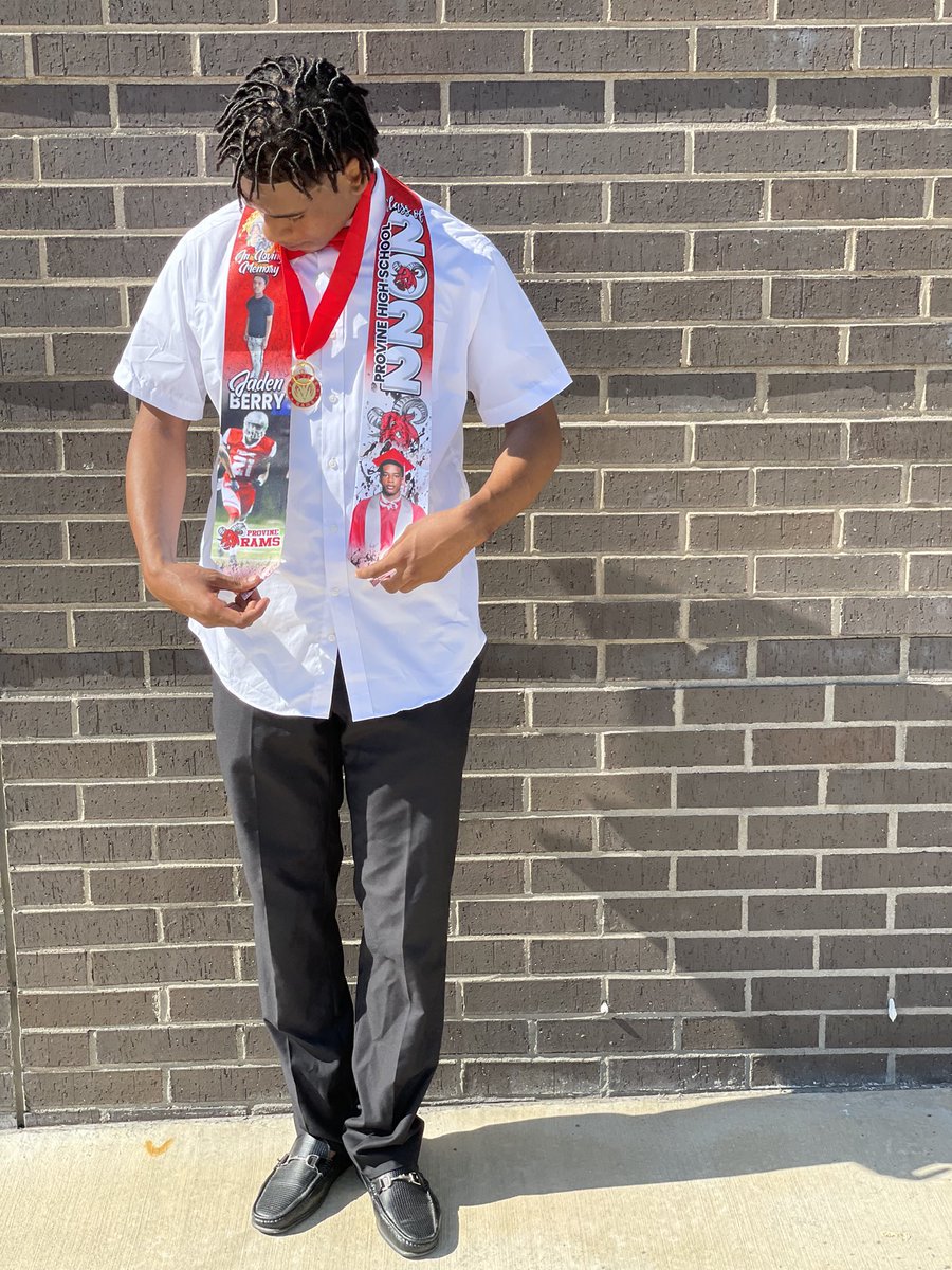 JadenBerry13's tweet photo. Class of 2022 Graduate 🎓Next chapter College . https://t.co/a45qeci4sA