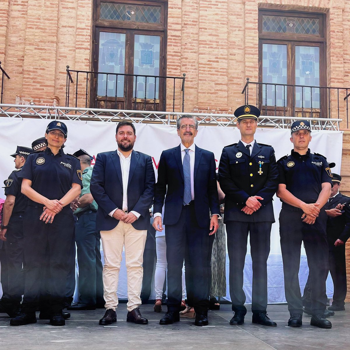 Rafelbunyol_Ajt's tweet photo. 👮🏻‍♂️👮🏻3 agents i el Cap de la Policia Local de Rafelbunyol han sigut condecorats hui durant l’acte de l’Agencia Valenciana de Seguretat i Resposta a les Emergències.  

👏Enhorabona Nuria, David, Raúl, Juan i Santi!

#ConstruintSeguretat #distincions #PoliciaLocal https://t.co/p0x8e6D4rT