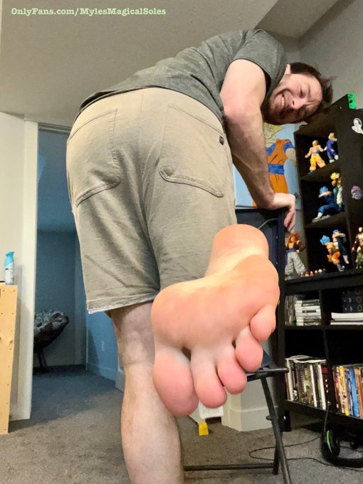 I didn&rsquo;t say we were finished done stretching did I? My toes still need a good, long stretch, so open<a href="/tag/malefeet"class="tags"><span>#malefeet</span></a><a href="/tag/malefootfetish"class="tags"><span>#malefootfetish</span></a><a href="/tag/malefeetfetish"class="tags"><span>#malefeetfetish</span></a><a href="/tag/malesoles"class="tags"><span>#malesoles</span></a>