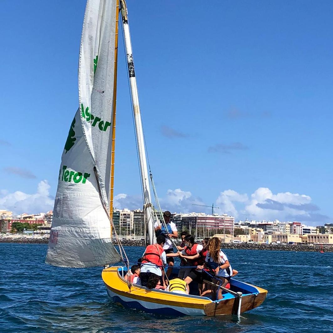 Botesvelalatina's tweet image. ⚓ ▪ Esta semana conocieron la #VelaLatinaCanaria⛵ a través de nuestra Escuela, alumnos del #IESLa Minilla con el proyecto &apos;Arranchando el bote&apos; de @ciudaddemar 

📩 Inscríbete en nuestro Campus de Verano🌞
forms.gle/6fb9h6sFF8HaYq…