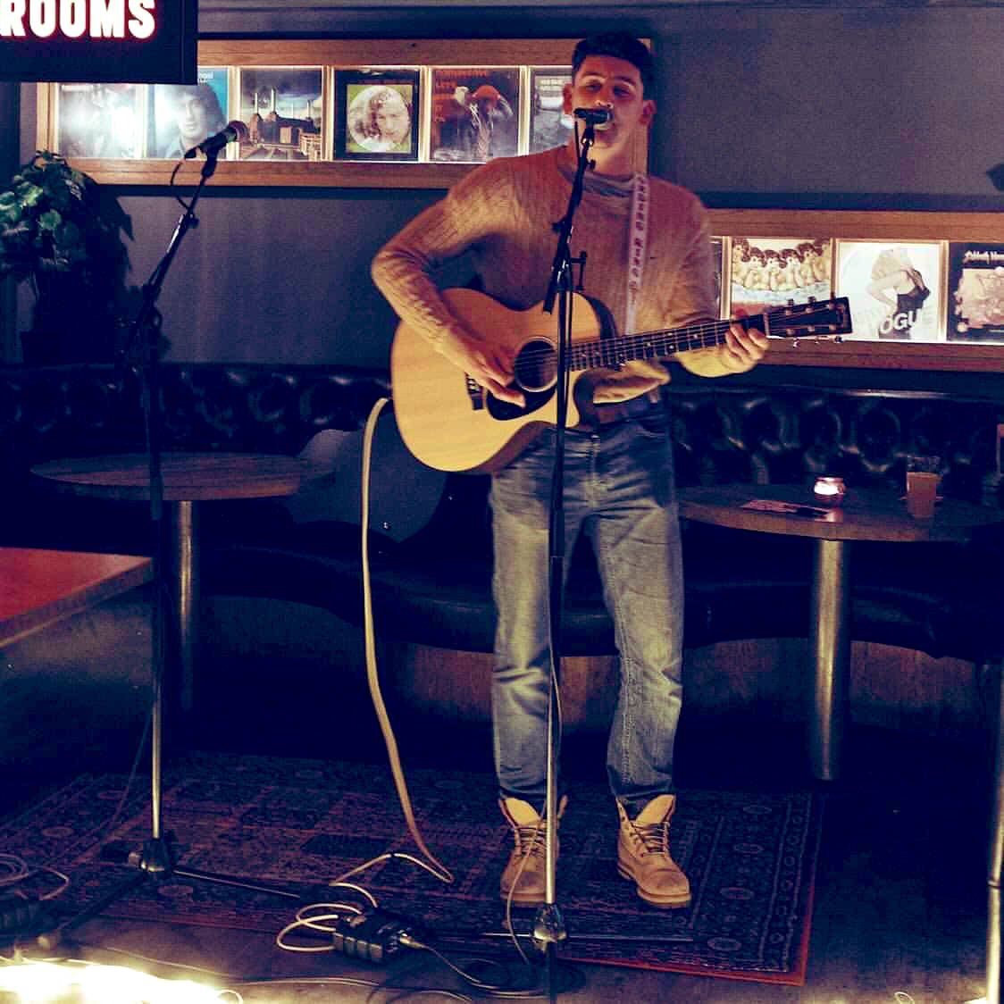 Friday night live with the amazing Haz Ashby. Straight out of Dot 2Dot we are chuffed to have him here. Please come show your support. <a href="/Hazashby/">Haz Ashby</a> <a href="/UoNSport/">University of Nottingham Sport</a> #goldandgreen #weareuon #uonrugby @UoNintstudents #livemusic #localpub #fridaynight