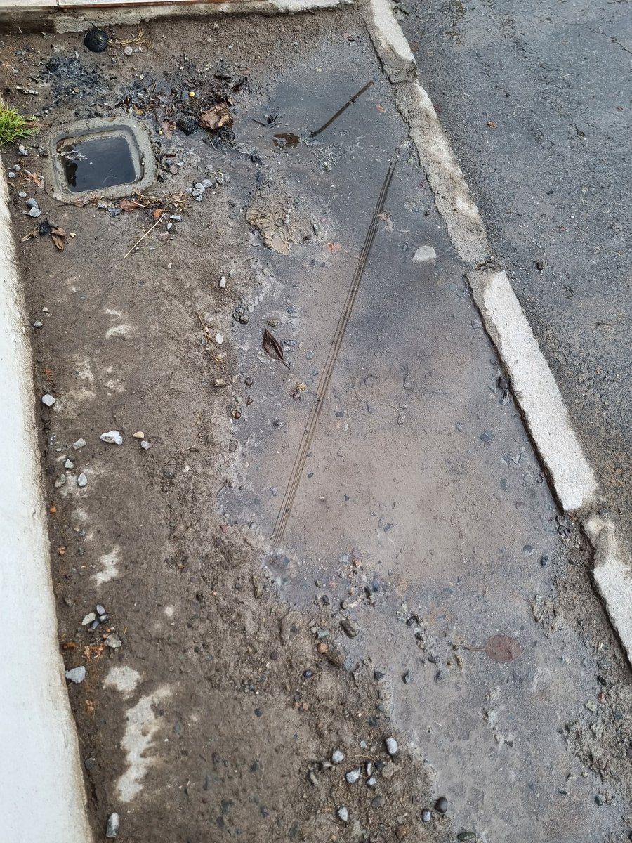 cabreraarcos's tweet photo. @aguas_andinas ya no sé de qué manera solicitar que vengan a restaurar la filtración de agua que hay fuera de mi casa, estoy llamando desde el jueves y la única solución son un nuevo n° de requerimiento, ni siquiera por esta vía me dan otra solución, mientras se pierde el agua. https://t.co/LqAVn0ueof