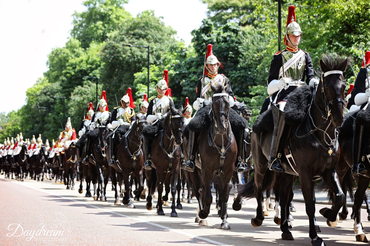 #HM70 #PlatinumJubilee 
The #householdcavalry band and escort heading back after a long parade back to their Knightsbridge barracks... 🇬🇧