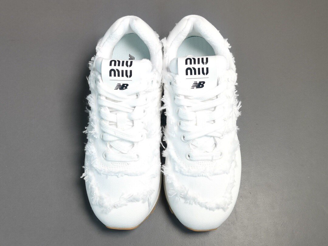 CornaroRachel's tweet photo. 白色 MiuMiu x New Balance 527  时尚运动休闲鞋 女款Miu Miu携手 New Balance，合作推出新款鞋，亮相2022春夏时装秀。 https://t.co/oaUGGOKrm6