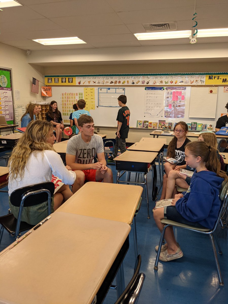 Mrs. Snyder's Spanish students and Mrs. McCleary's 3rd graders put together Spanish jigsaw puzzles.