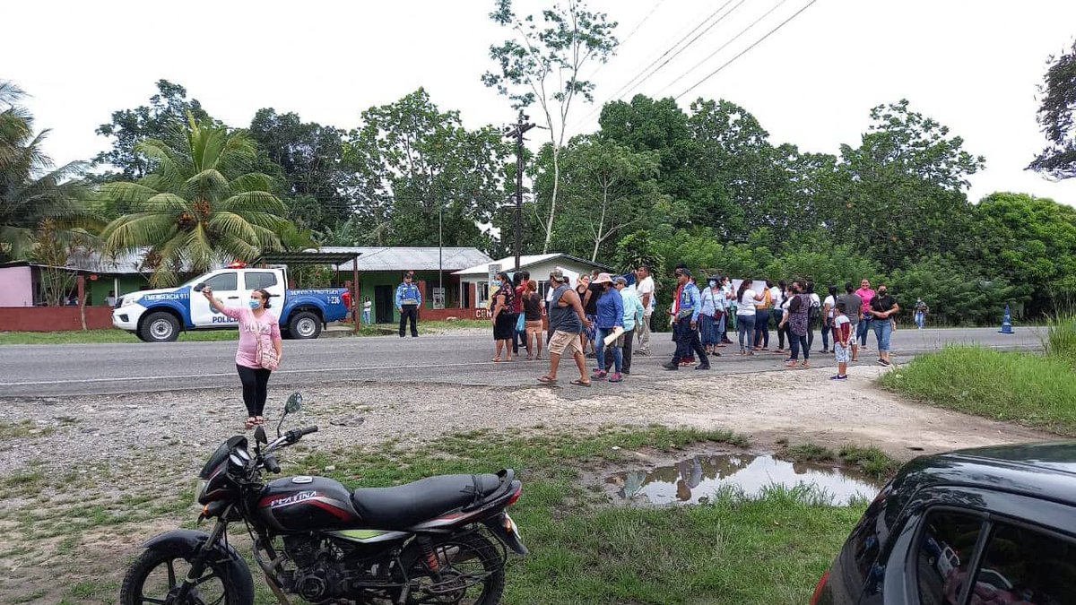 masntvhn's tweet photo. #Mntv 

Padres de familia y pobladores de la comunidad de Pajuiles en Tela, Atlántida, realizan plantón a las afueras del Centro Básico Visitación Padilla, los estudiantes de esta escuela llevan dos meses sin maestro. https://t.co/OHghawh846