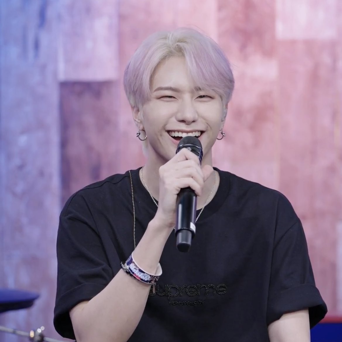 LostStars1109's tweet photo. Sungkyu calling Seungsik 'sunbae' because Seungsik was a host on Naver Now during Blanket Kick before him😆 Seungsik says it feels very comfortable to be at Naver Now studio and the staff team feels like family🥺 https://t.co/5tqixj2VRD