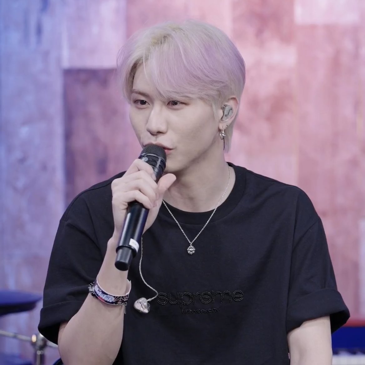 LostStars1109's tweet photo. Sungkyu calling Seungsik 'sunbae' because Seungsik was a host on Naver Now during Blanket Kick before him😆 Seungsik says it feels very comfortable to be at Naver Now studio and the staff team feels like family🥺 https://t.co/5tqixj2VRD