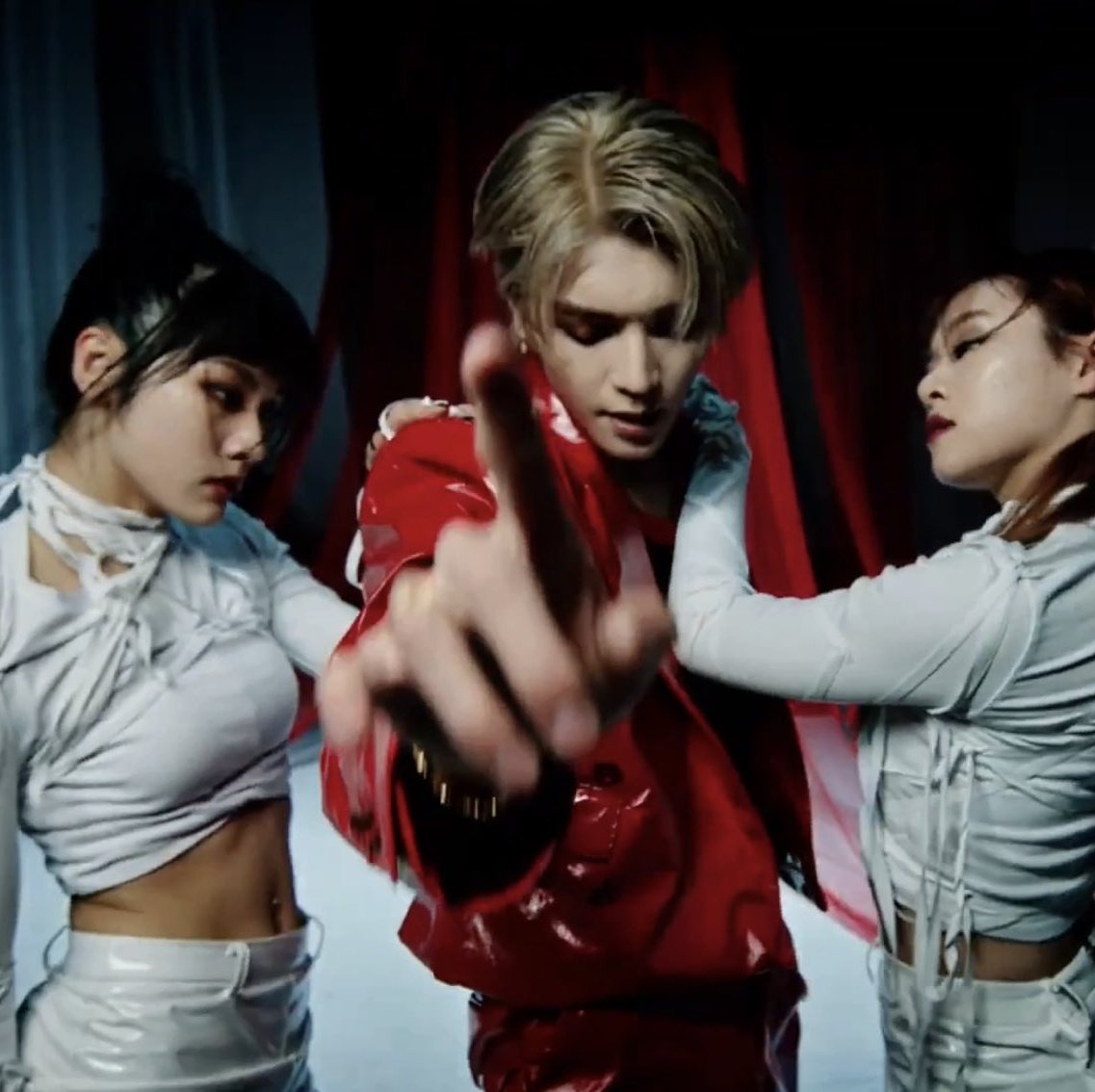 LEE TAEYONG É TÃO [censurado] [inaudível] [barulho de escapamento] [UEPA] [abertura do globo rural] [chamada do plantão da globo] [tv chiando] [bebê gritando] [panelas caindo] [sons de buzina] [vuvuzela] [PIIIIIIII] [grito fino] [dança gatinho dança] [sirene de ambulância]