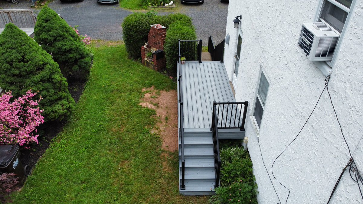 MattLappas's tweet photo. Another @Trex_Company deck installed by @Lowes. Decking: Trex Enhance Foggy Wharf Railing: Trex Signature (Black Aluminum). #LowesSERVICES #Lowes #trexdeck #DjiDrone @DJIGlobal https://t.co/LiE5fpO9Pj