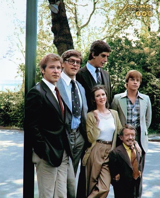 The cast of Star Wars out of costume in c. 1977. From left to right: Harrison Ford (Han Solo), David Prowse (Darth Vader), Peter Mayhew (Chewbacca), Carrie Fisher (Princess Leia), Kenny Baker (R2-D2), and Mark Hamill (Luke Skywalker). 

Credit: Jecinci
https://t.co/TIJZgn6MmL  https://t.co/MwknXXM2TM