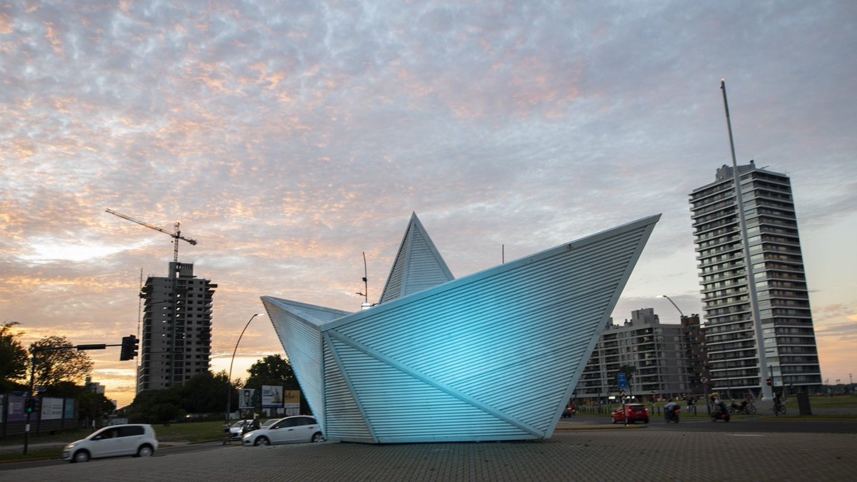 rosario_turismo's tweet photo. 📷 imperdible en tu visita a #Rosario 🙌🤩.
¿Querés saber que simboliza el #BarquitodePapel 🛥? 👉 nos remite a la relación del río con esta zona de la ciudad y su pasado portuario y presente de transformación urbanística.
✔ ¡Anotalo! Selfie infaltable 😍 https://t.co/xDTXGiJEbW