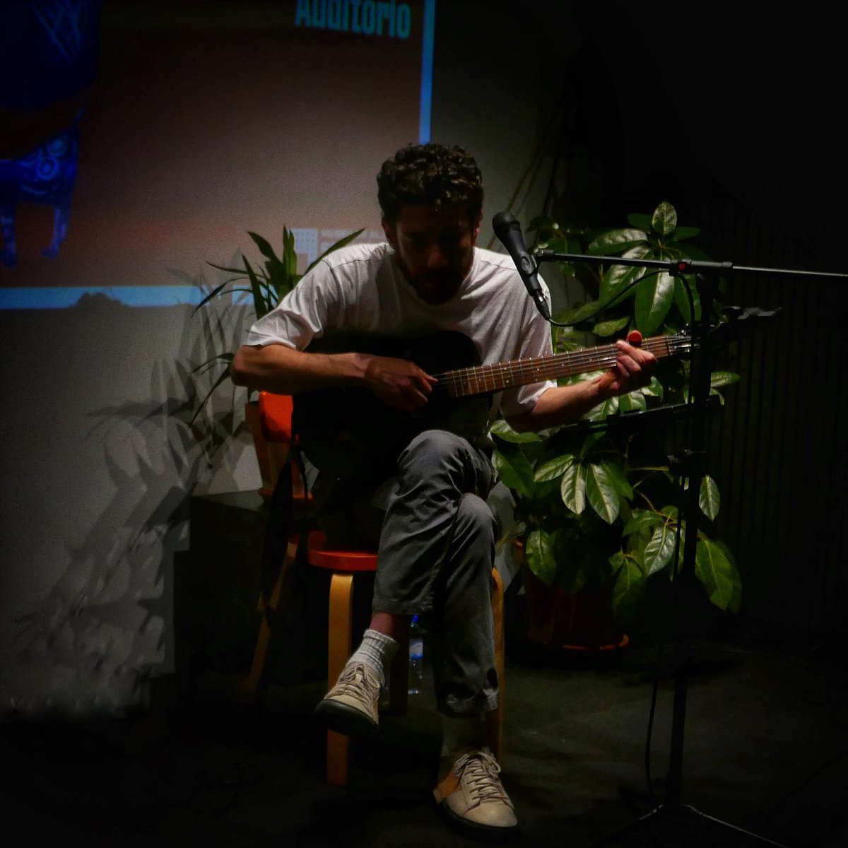 LisboaCultura's tweet photo. Nas últimas semanas, Luca Argel tem apresentado no Museu do Aljube uma série de conferências musicais sobre a história política do samba. Esta sexta, dia 3, às 19h, SAMBA DE GUERRILHA conta também com a presença de Julio Brechó.

Está tudo contado em https://t.co/F60NDymS0n https://t.co/LPQoO43fAA