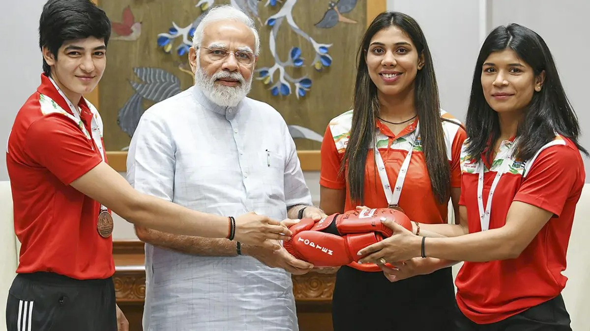 Outlookindia's tweet photo. PM #NarendraModi met women boxers who won medals in the IBA World Boxing Championships 2021 in Turkey. 

#Boxing #WorldBoxingChampionships #NikhatZareen #ManishaMoun #ParveenHooda

https://t.co/Snf7inZN9B https://t.co/RKlmLKUEHp